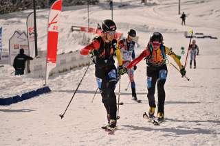 Tatjana Paller (DAV Tölz) übergibt an Finn Hösch (DAV Bergland München) beim Mixed Relay Weltcup in Val Martello (ITA)