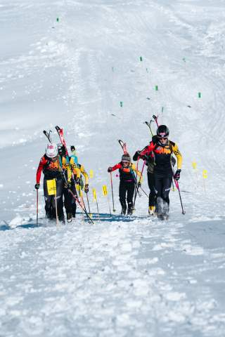 Skimo Athleten marschieren Berg hinauf