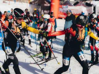 Finn Hösch (DAV Bergland München) bei der Staffelübergabe an Tatjana Paller (DAV Tölz) beim Mixed Relay Weltcup in Boí Taüll (ESP).