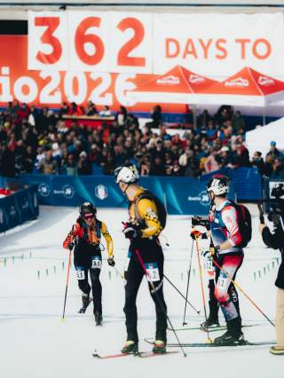 Finn Hösch in der Mitte und Tatjana Paller links an der Ziellinie und kämpfen gemeinsam um eine gute Platzierung.