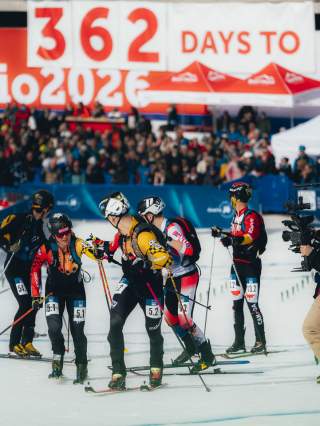 Tatjana Paller (DAV Tölz) übergibt beim Mixed Relay in Bormio (ITA) an Finn Hösch (DAV Bergland München)