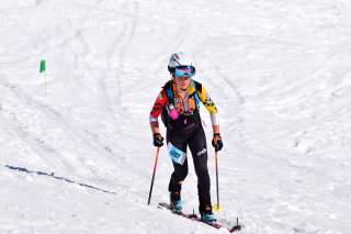 Skimo Athletin beim Aufstieg im Schnee