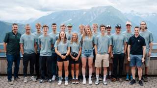 Gruppenfoto Skimo Nationalmannschaut vor Bergpanorama