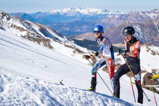 Zwei Skimo Athleten laufen Berg hoch