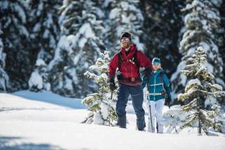 Zwei Menschen auf Skitour