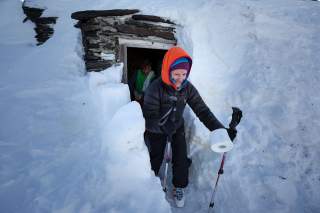 WC der tief verschneiten Scalettahütte