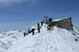 Skitourengeher auf dem Gipfel des Monte Cevedale