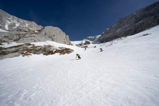 Drei Skitourengeher bei der Abfahrt
