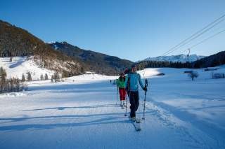 Skitourengeherinnen auf einer Skipiste