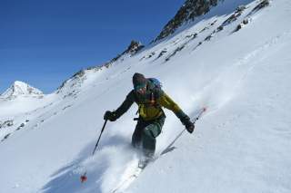 Skifahrer bei der Abfahrt