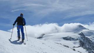 Skitourengeher auf der Suldenspitze. Hier zeigt sich der weitere Anstieg zum Cevedale.