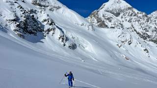 Blick auf die Königspitze vom Suldenferner mit Skitourengeher