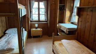 Gemütliches Dreibettzimmer auf der Zufallhütte.