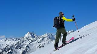 Skitourengeher steigt auf Richtung Zufrittspitze mit Blick auf Königspitze, Monte Zebrù und Ortler
