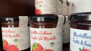 Gläser mit Erdbeermarmelade aus dem Martelltal