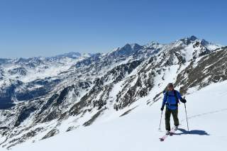 Skitour auf das Hasenöhrl vor spärlich verschneiter Bergkulisse im Frühjahr.