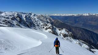 Start der großartigen Nordabfahrt vom Hasenöhrl mit Blick ins Vinschgau.