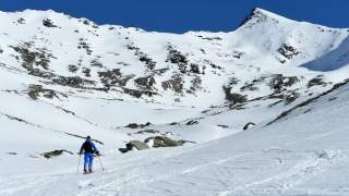 Tourenskigeher steigt zum Schöntaufjoch unter der Pederspitze auf