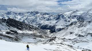 Skitourengeher im Anstieg zur Plattenspitze mit Blick Richtung Zufrittspitze