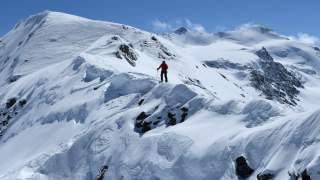 Skitourengeher auf den letzten Metern zur Suldenspitze, im Hintergrund der Cevedale.