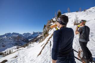 Zwei Skitourengeher machen Trinkpause