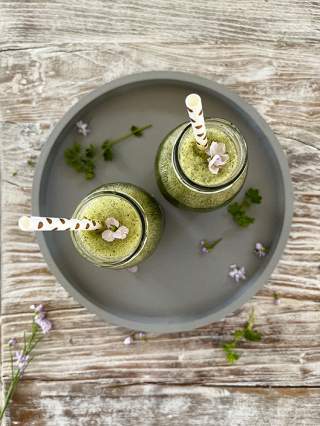 Zwei Smoothie-Gläser auf Holztisch