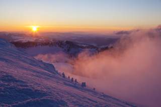 Sonneruntergang über einer Winterlandschaft