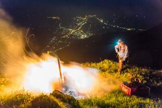 Sonnwendfeuer am Berg mit Blick ins Tal