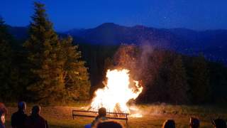 Sonnwendfeuer am Berg