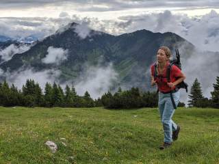 Bergwanderin auf dem Weg zum Sonnwendjoch.