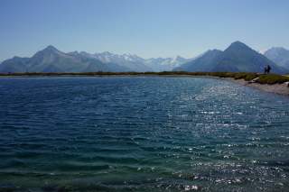 Speicherteich am Berg mit Ausblick auf die Zillertaler Alpen