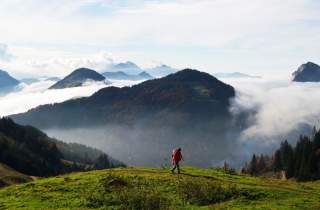 Wanderin auf dem Weg zum Spitzstein in den Chiemgauer Alpen.