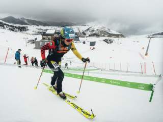 Die deutsche Athletin im Aufstieg beim Sprint. Im Hintergrund das Skigebiet Shahdag.