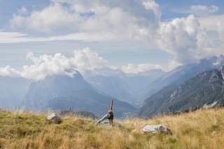 Frau macht Atemmeditation in den Bergen Frau macht Atemmeditation in den Bergen