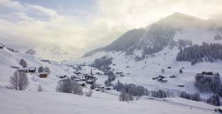 Tief verschneit das Bergsteigerdorf St. Antönien im Prättigau/Schweiz.