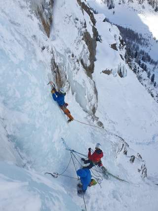 Der Expedkader beim Eisklettern