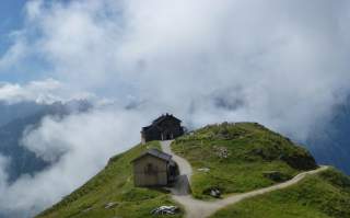 Blick auf Berghütte