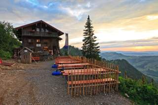Berghütte mit Terrasse im Abendlicht