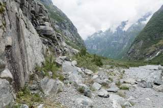 Auf dem Talboden liegen relativ frisch heruntergefallene Gesteinsbrocken.