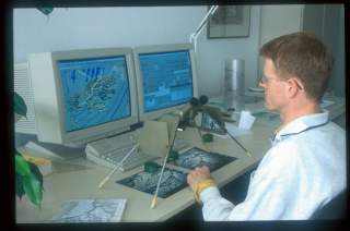 Johannes Fischer am Stereoskop, Foto: DAV