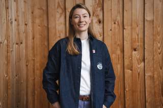 Porträt Annika Seefeld vor Holzwand