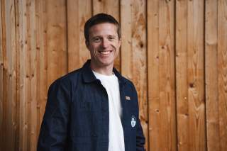 Porträt Andreas Eder vor Holzwand