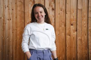 Porträt Julia Greimel vor Holzwand