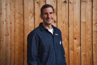 Porträt Andreas Katz vor Holzwand