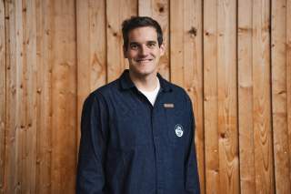 Porträt Michael Wilms vor Holzwand