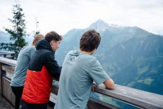 Drei Skimo Athleten mit Bergpanorama