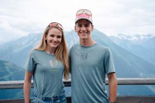 Skimo Athleten Tatjana Paller und Finn Hösch vor Bergpanorama