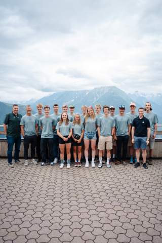 Gruppenfoto Skimo Nationalmannschaut vor Bergpanorama