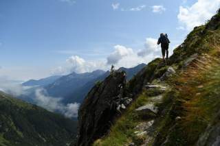 Wanderer auf Steig mit Ausblick ins Stubaital