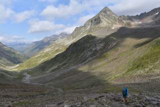Wanderer beim Abstieg durch Berglandschaft